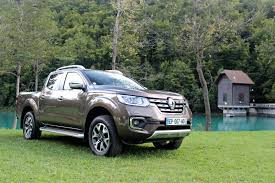 Conçu sur la base du nissan np300 navara, il sera commercialisé en amérique latine fin 2016. Essai Video Renault Alaskan 2017 Le Pick Up Qui Veut Faire De L Ombre Aux Suv