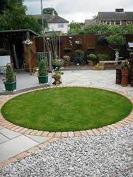 136 Moderne Gartengestaltung Beispiele Wie Sie Boden Und Gartenwege Anlegen Gartengestaltung Design Kleiner Garten Kleine Hinterhofgarten