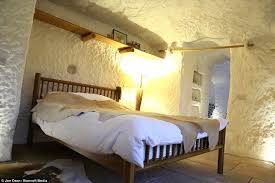 Une Grotte Amenagee Confortable De Style Moderne Chambre A Coucher Cosy Chambre A Louer Maison