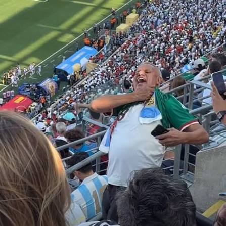 MEXICANO RESPONDE A GRITOS DE ARGENTINOS CON LA PLAYERA DE ESPAÑA! 🟥 Luego de recibir ofensas y groserías de hinchas argentinos, un aficionado con la playera de México respondió de una manera