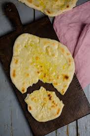 Naan Brot Mit Knoblauchbutter Aus Der Pfanne Blitzschnell Selbstgemacht Kuechenchaotin Naan Indisches Essen Essen