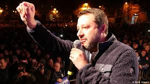 «persone ammassate, ma chiudono luoghi sicuri e controllati». Matteo Salvini Sweeping To Power With Selfies Europe News And Current Affairs From Around The Continent Dw 23 02 2019