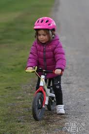 Montrez à votre enfant comment manœuvrer le guidon lorsqu'il a les pieds bien au sol. Apprendre A Faire Du Velo En 1 Heure Matos Velo Actualites Velo De Route Et Tests De Materiel Cyclisme