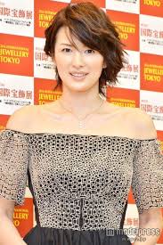 画像1 8 産後初の公の場に登場した吉瀬美智子 吉瀬美智子 第1子出産後初の公の場 ミニドレスでスレンダーボディ披露 短い髪のためのヘアスタイル 吉瀬美智子 髪型 ショートのヘアスタイル
