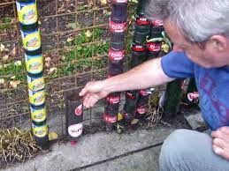 Stecke Plastikflaschen Zu Einem Turm Zusammen Und Giesse Wasser Oben Rein Nach Wenigen Wochen Isst Du Wie Ein Gourmet Plastikflaschen Krautergarten Palette Flaschengarten