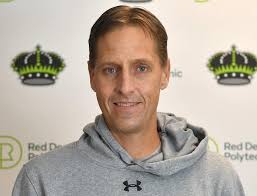 Walton returns as Queens Volleyball Head Coach for 2022/2023