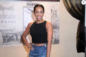 A atriz e humorista do zorra total usou um vestido com estampa geométrica nas cores preto, vermelho e pink com detalhes de bordado nos punhos. Samantha Schmutz Discutiu Com Miguel Falabella No Domingao Do Faustao Purepeople