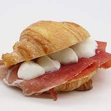Assortimento di panini farciti e tramezzini confezionati per la tua attivit� di ristorazione. Croissant Prosciutto Crudo E Mozzarella Caffe Palombini Eur Delivery