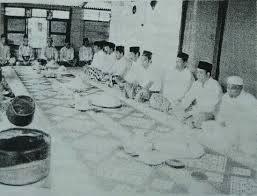 Pengenalan mengkaji perbezaan adat di dalam acara perkahwinan oleh setiap kaum yang berbeza iaitu melayu, cina dan india. Tradisi Adat Istiadat Perkawinan Masyarakat Melayu Tradisi Basuh Lantai Direktorat Warisan Dan Diplomasi Budaya