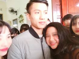 Đọc báo tin tức online việt nam & thế giới nóng nhất trong ngày về thể thao, thời sự, pháp luật, kinh doanh,. Phan VÄƒn Ä'á»©c U23 Vá» Que Nha Hang TrÄƒm Co Gai Bao Vay Ä'á»ƒ Chá»¥p áº£nh Va Hon Trá»™m