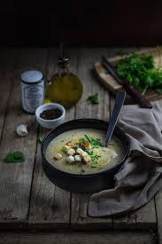 Mettete, innanzitutto, i funghi secchi a bagno in acqua calda per farli reidratare. Vellutata Di Patate E Funghi Porcini Secchi Tacchi E Pentole