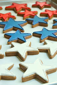 Viral cookie decorating videos in recent years have highlighted the work of extremely talented cookiers. welcome to the online world of it wasn't until the last couple years that she saw decorating videos online and pushed herself to start. How To Make A 4th Of July Star Cookie Wreath Sweetopia