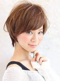 現在人気女優の吉瀬美智子さん アラフォー 40代には絶大な人気がありますね 中でも吉瀬美智子さんの髪型 ショートボブは 働く女性から 主婦の方まで人気があります 今回は吉瀬美智子さんのショートボブの髪型の オーダーの仕方 アレンジの仕方を見て行きたい