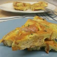Una ricetta facile che ci consente di reciclare del pane raffermo,è perfetta da portare con sé durante i pic nic e nelle gite fuori porta. Frittata Di Pane Ricetta Siciliana Petitpatisserieblog