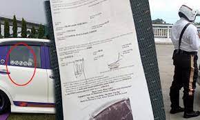 Sticker cermin kereta ni maksudnya sticker yang biasa orang tampal di cermin depan atau belakang kereta. Disaman Kerana Tampal Sticker Pada Cermin Kereta Ini Penjelasan Sebenar Media Hub M