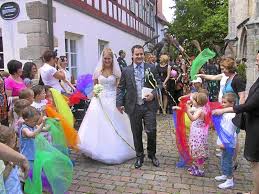 Als der fünfjährige sohn des getöteten in den unterricht zurückkehrte, erwartete ihn ein spalier aus 70 „jetzt weiß er, dass sein vater ein held war: Rosenfeld Kindergartenkinder Stehen Fur Hochzeitspaar Spalier Balingen Umgebung Schwarzwalder Bote