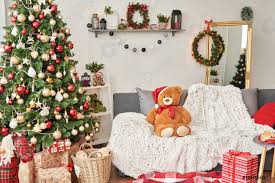 Otro de los juegos de navidad para niños que puedes hacer es contarle algunos cuentos, es por ello que invitamos a leer el siguiente artículo sobre: Sala De Ninos Navidad Interior De Los Ninos Foto De Stock Crushpixel