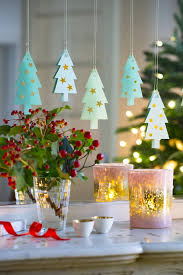 Des Sapins En Papier A Suspendre Dans La Maison Sapin En Papier Artisanats De Noel Faits Maison Main Noel