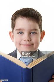 Niño Lee Un Libro Foto de stock y más banco de imágenes de Niño