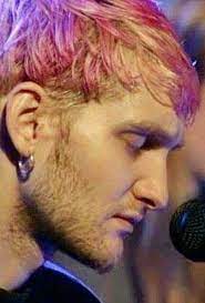Staley was known for his distinct vocal style and tenor voice, as well as his harmonizing with guitarist/vocalist. Layne Staley With Pink Hair Alice In Chains Dave Matthews Indie Movies