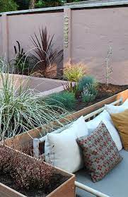 diy borderbak met gestucte muur maanslinger pampasgras en bamboe tuinset tuinsets betonblokken interieurtips