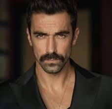 تدور أحداث مسلسل حب ابيض و اسود حول فرحات ابراهيم تشيليكول بطل العمل قاسي القلب لا يعرف الحب أو الرحمة و سفك الدماء لديه أسهل من تدخين السجائر حيث يعمل قاتلا مأجورا لصالح أحد رجال الأعمال. Ø§ØºØ§Ø± Ø§Ø¨Ø±Ø§Ù‡ÙŠÙ… ØªØ´ÙŠÙ„ÙŠÙƒÙˆÙ„ ÙØ±Ø­Ø§Øª Ø¨Ø·Ù„ Ù…Ø³Ù„Ø³Ù„ Ø­Ø¨ Ø£Ø¨ÙŠØ¶ Facebook