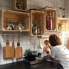 Indretter Teamet Har Vaeret Pa Spil Og Lavet En Helt Ny Kokkenvaeg I Et Miljo Knagglig Aeblekasser Kan Kombineres Pa Kuchenregal Ikea Kuchenumbau Kuchen Design
