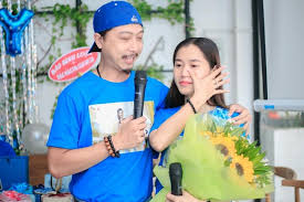 Hứa minh đạt tiếp tục tạo được sự chú ý đặc biệt của khán giả truyền hình bởi sự duyên dáng, hóm hỉnh khó có thể lẫn với đa số những diễn viên khi xuất hiện ở. Báº£y Ga Há»©a Minh Ä'áº¡t Khoa Moi Va Quá»³ Gá»'i Cáº§u Hon Lam Vá»¹ Dáº¡ Trong Ká»‰ Niá»‡m 8 NÄƒm Ngay CÆ°á»›i