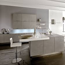 Eleganter Look Fur Die Betonkuche Mit Grifflosen Fronten Und Weisser Pultplatte Als Tresen Haus Kuchen Kuchen Design Kuche