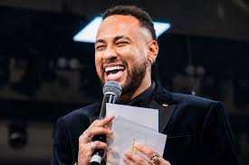 Neymar Pai quer o filho na Seleção,na Copa de 30. Neymar é direto. Corta a esperança pela raiz. ‘Não é ele quem joga.’ Pensa em aposentadoria no final do ano