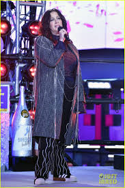 Fans React To Abc Censoring Alanis Morissette Performing You Outta Know With Jagged Little Pill Cast On Rockin Eve 2020 Photo 4407686 2019 New Years Eve Alanis Morissette Pictures Just Jared