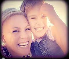 Alecia moore) was honored with the icon award. Pink And Her Daughter Willow Star In The Sepia Toned Video For Their New Duet Cover Me In Sunshine Daily Mail Online