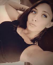 God damn you're absolutely gorgeous mama I would love to put a ring