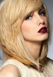 Taglio scalato lungo con frangia. Pin Su Hairstyle