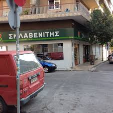 Σε πολλές κουζίνες υπάρχει παράθυρο πάνω από το νεροχύτη και πόρτα δίπλα ακριβώς με παράθυρο στο επάνω μέρος. Sklabeniths Sepolia Attikh