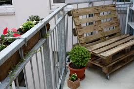 So verhindern sie, dass sich die bank beim sitzen eventuell nach unten neigt. Diy Palettenbank Auf Balkon Europalette C Leagr Couch