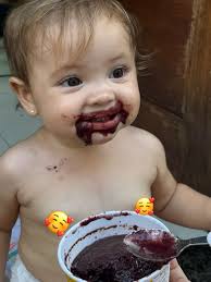 Menina Que Experimenta Açaí Que Ir