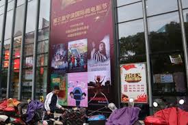 Biasanya sih minuman soda, tapi kopi dingin juga oke diminum di bioskop. Bioksop Di China Mulai Buka Hari Ini Makan Dan Minum Di Bioskop Dilarang Solopos Com