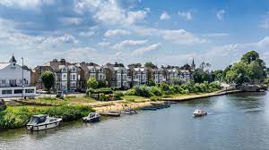 1,288 people living in 265 houses; Thames Ditton Marina Estate Agents