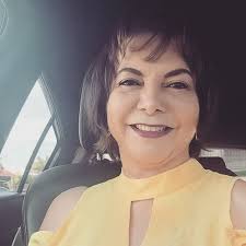 Una mujer desnuda se sube a un taxi. El taxista la mira fijamente,  observándola de arriba abajo. La mujer, ofendida, le pregunta al taxista:  "¿Qué le pasa? ¿Nunca ha visto a una