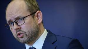 Długi, wspólnicy zarzucający oszustwo, handel maseczkami i powoływanie się  na wpływy. Oto tajemnice ministra Łukasza Mejzy