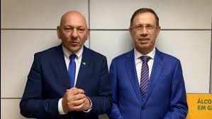 Para saber como wizard construiu sua fortuna por meio de suas empresas e conhecer os livros dele e sobre ele, confira o artigo a seguir. Hang E Wizard Defendem Compra De Vacinas Por Empresas Privadas E Dizem Que Aquisicao Beneficiara O Sus Jovem Pan