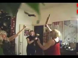 Per preparare il pollo rustico con patate iniziate sbucciando la cipolla e l'aglio. Video Trash Uomini Con Piedi Con Patate Prima Versione Youtube