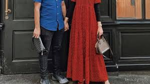 Sebagai warna yang terlihat mencolok, merah itu sebenarnya sulit apabila dipadukan dengan warna yang juga terang seperti kuning, pink, ataupun hijau. 6 Pilihan Dress Hijab Warna Merah Untuk Tampil Cantik Ke Pesta Pernikahan