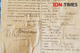 Check spelling or type a new query. Begini Alasan Keluarga Jual Surat Cerai Soekarno Inggit Di Instagram Idn Times