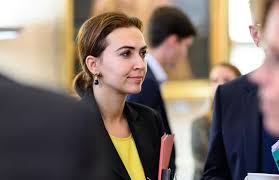 Mai 1984 in tuzla, bosnien und herzegowina, jugoslawien) ist eine bosnischstämmige österreichische juristin, ehemalige rechtsanwältin und politikerin (die grünen, zuvor jetzt bzw. Hass Im Netz Zadic Wird Rund Um Die Uhr Von Cobra Bewacht Kosmo