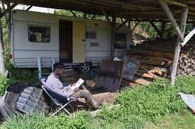 L?occasion de la sortie du dernier film de hugo latulippe, r?publique, un ab?c?daire populaire (j?y reviendrai, en terminant). Pour Les Refugies Et Demandeurs D Asile Des Sejours A La Ferme Pour Tromper L Ennui Infomigrants