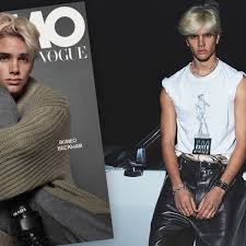 David, romeo, and victoria beckham and christopher bailey. Eltern Entzuckt Romeo Beckham Posiert Fur Italo Manner Vogue Krone At