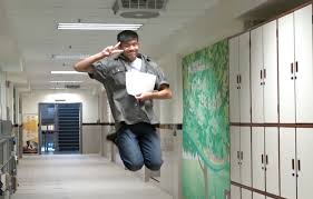 【8:00】今年有一男兩女成為「超級狀元」，包括保良局董玉娣中學的男考生，為該校首次誕生 dse 狀元。 2021年 dse（文憑試）今日（21 日）放榜。考評局昨日公布，有 17786名（42.3%）日校考生考獲「3322」大學最低收生要求，即平均 1.4 人爭 1 學位。 A61xvrpwpk38am