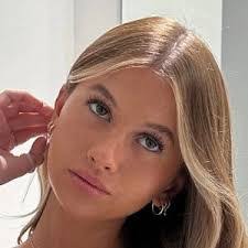 Ashly Rose's Instagram, Twitter & Facebook